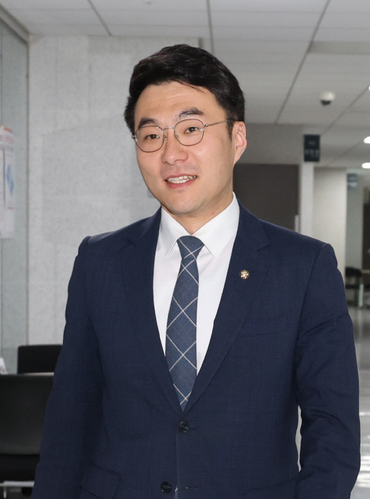 지난 9일 김남국 더불어민주당 의원이 서울 여의도 국회 의원회관 의원실로 들어가고 있다. 연합뉴스.